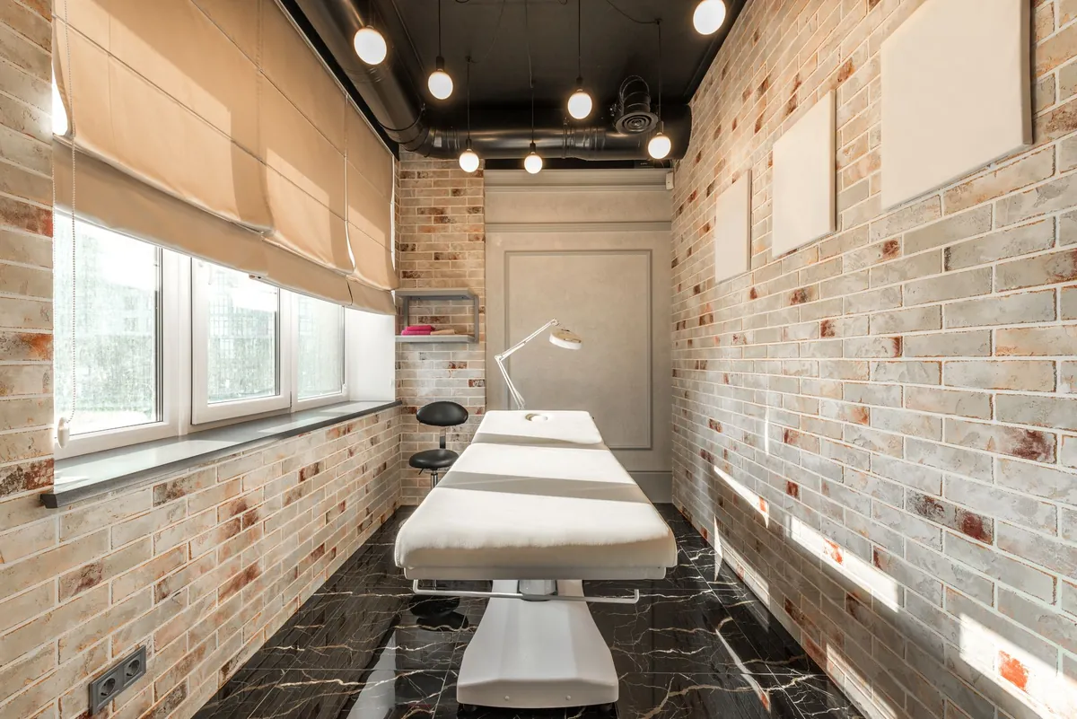 Cabina estetica con lettino e luce naturale