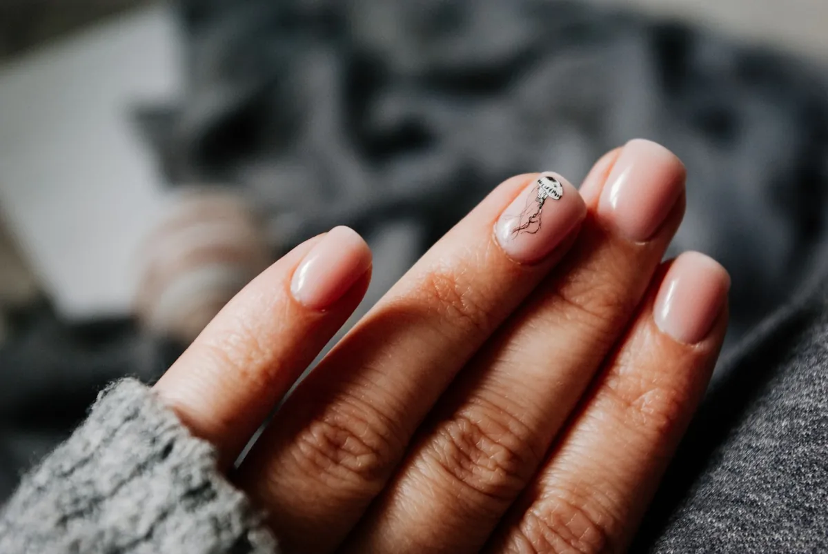 Mano con manicure nude appena finita