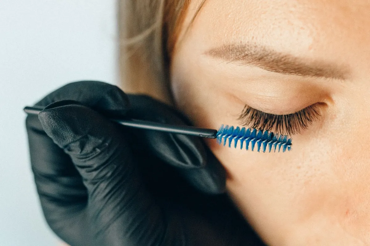 Extension ciglia pettinate con lo scovolino
