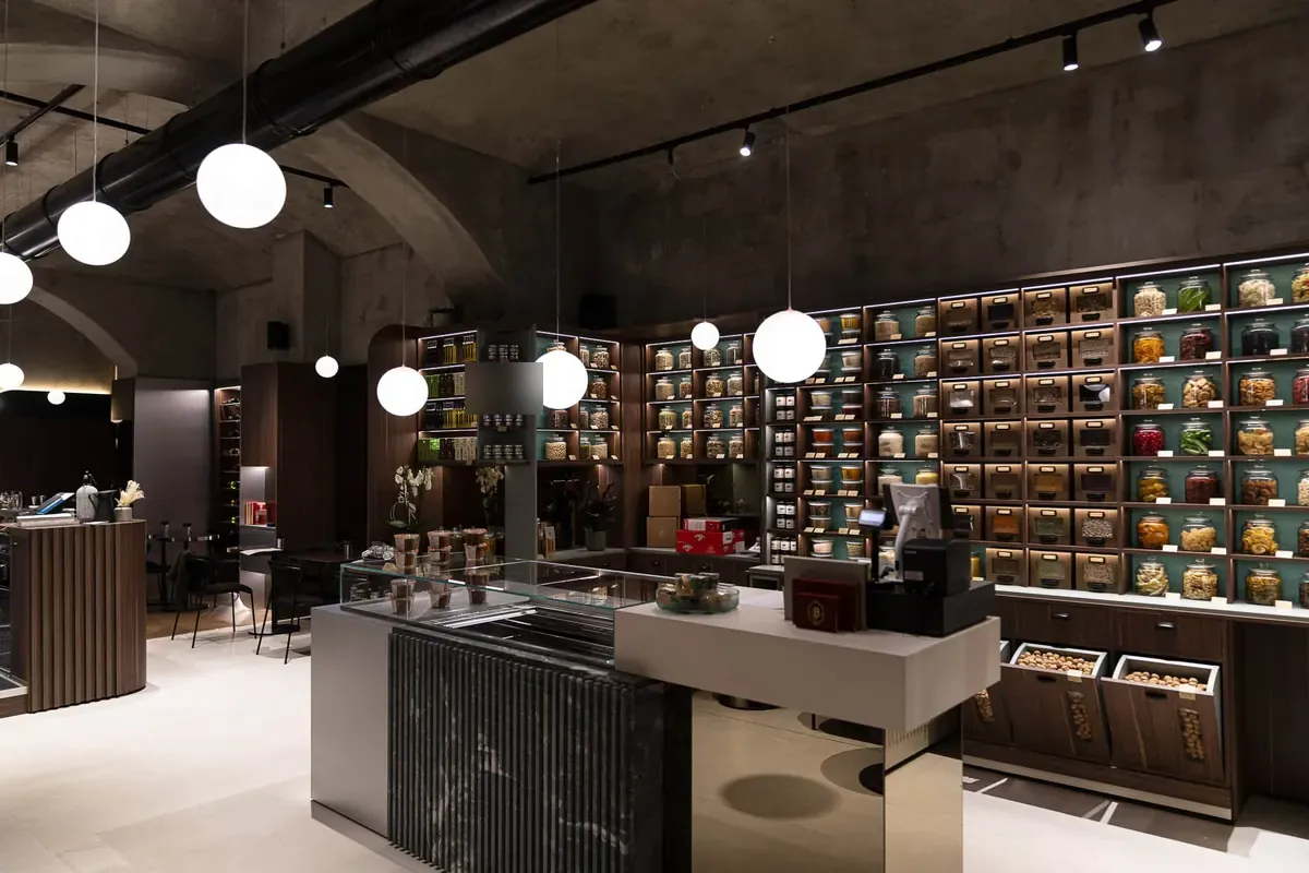 Il banco della boutique con i barattoli illuminati