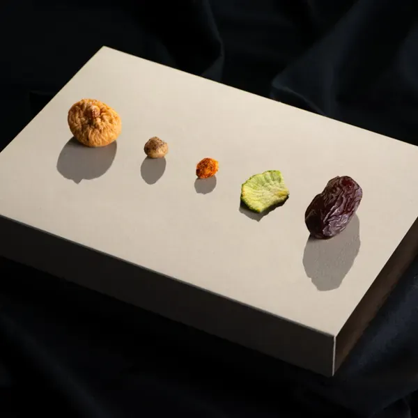 Box a tema con frutta secca e datteri