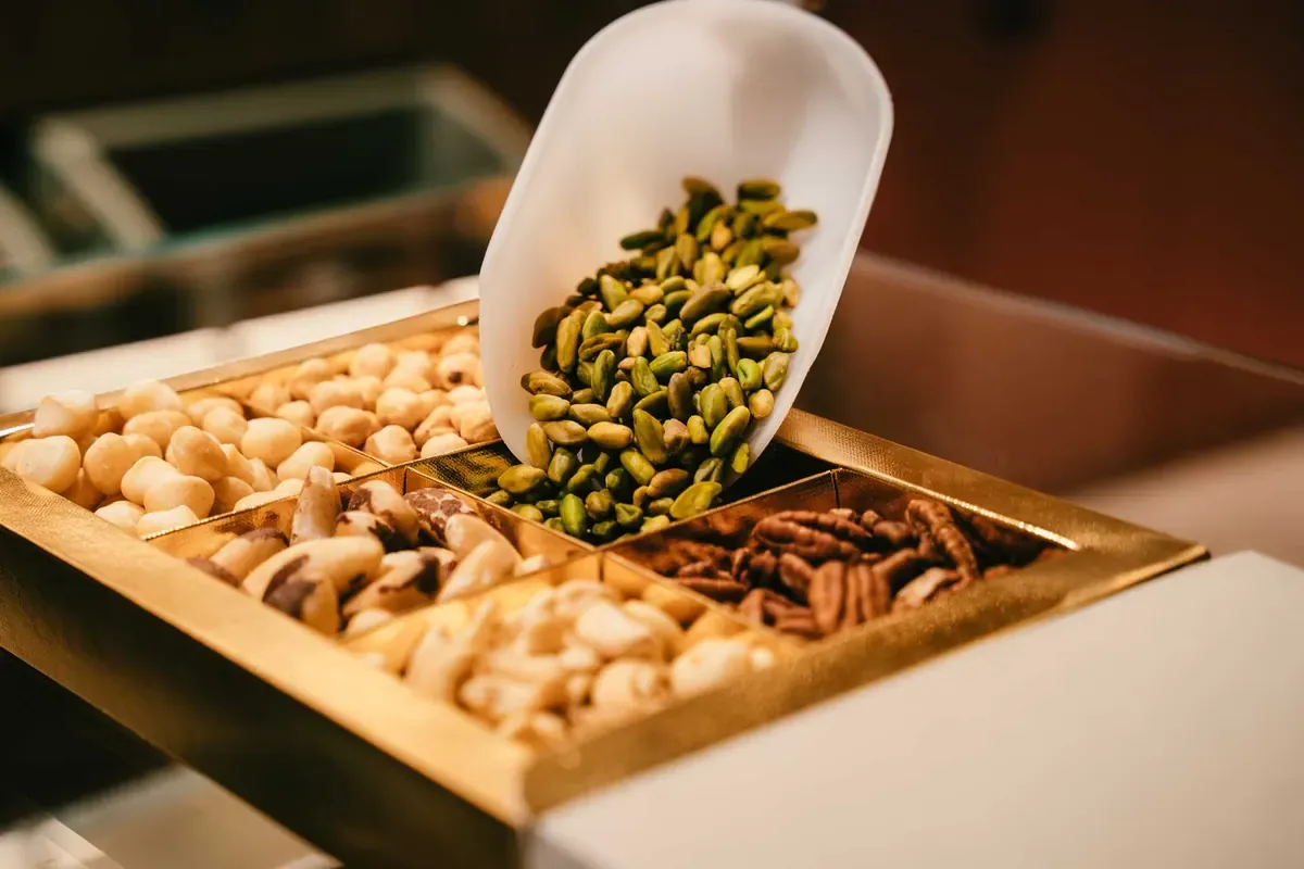 Pistacchi e frutta secca serviti con la paletta dal banco