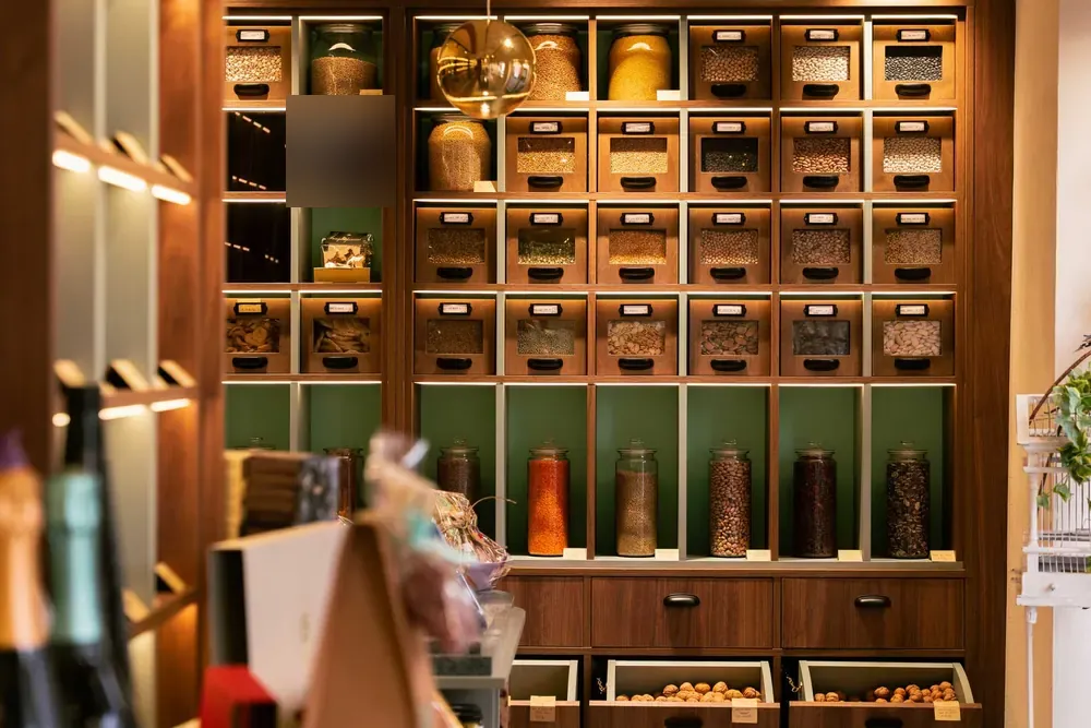 Parete di cassetti e barattoli di frutta secca e spezie in boutique