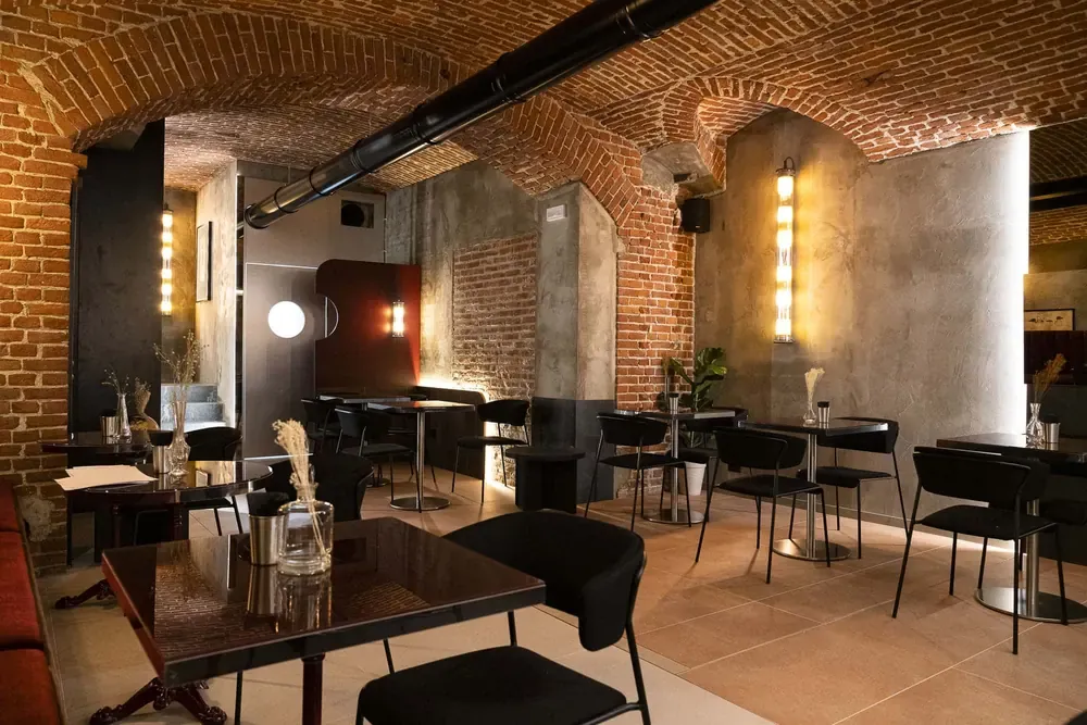 La sala del bistrò sotto le volte in mattoni