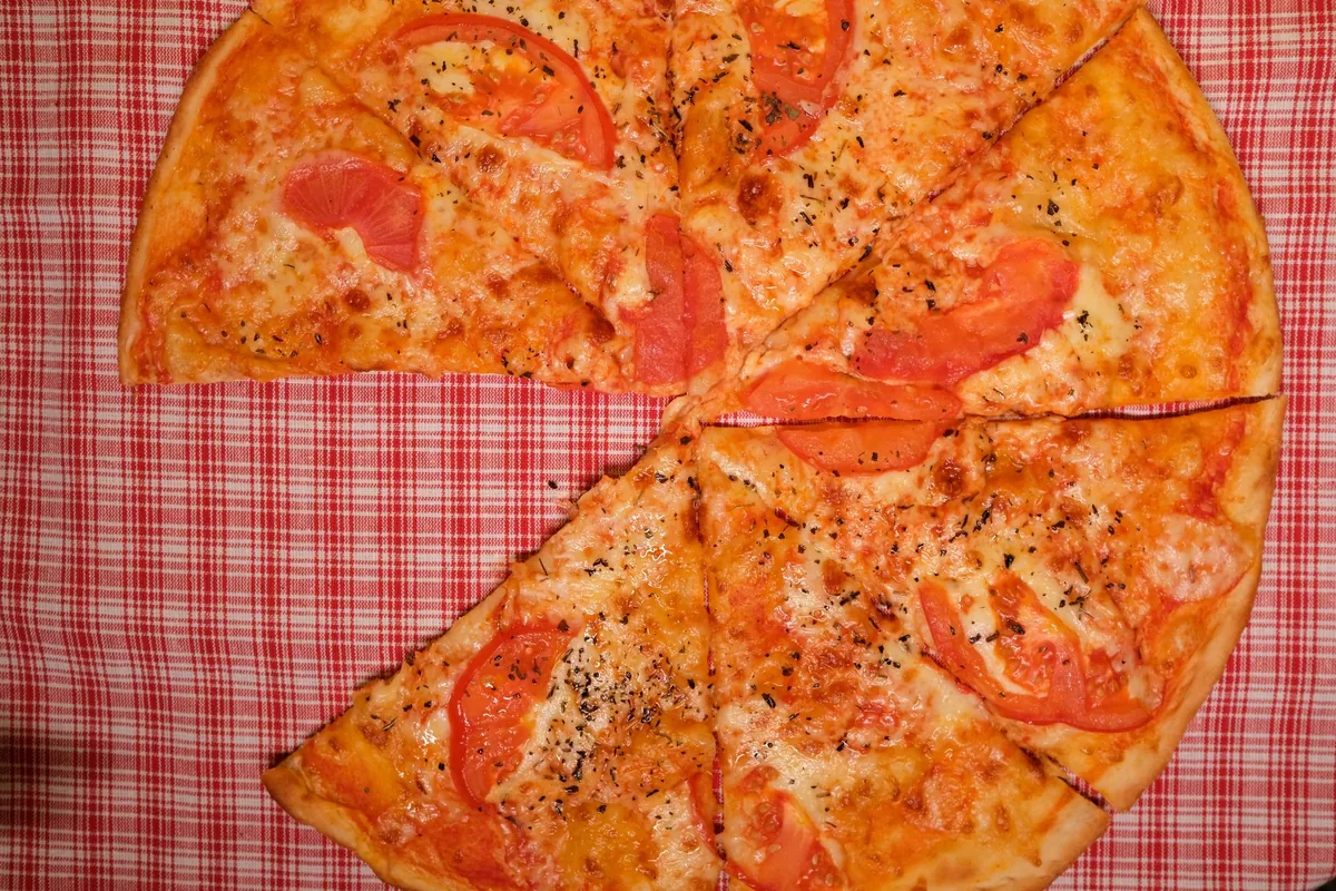 Pizza appena sfornata vista dall’alto