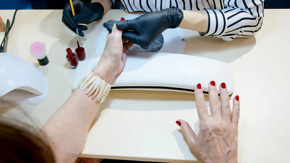 Manicure con smalto rosso in corso