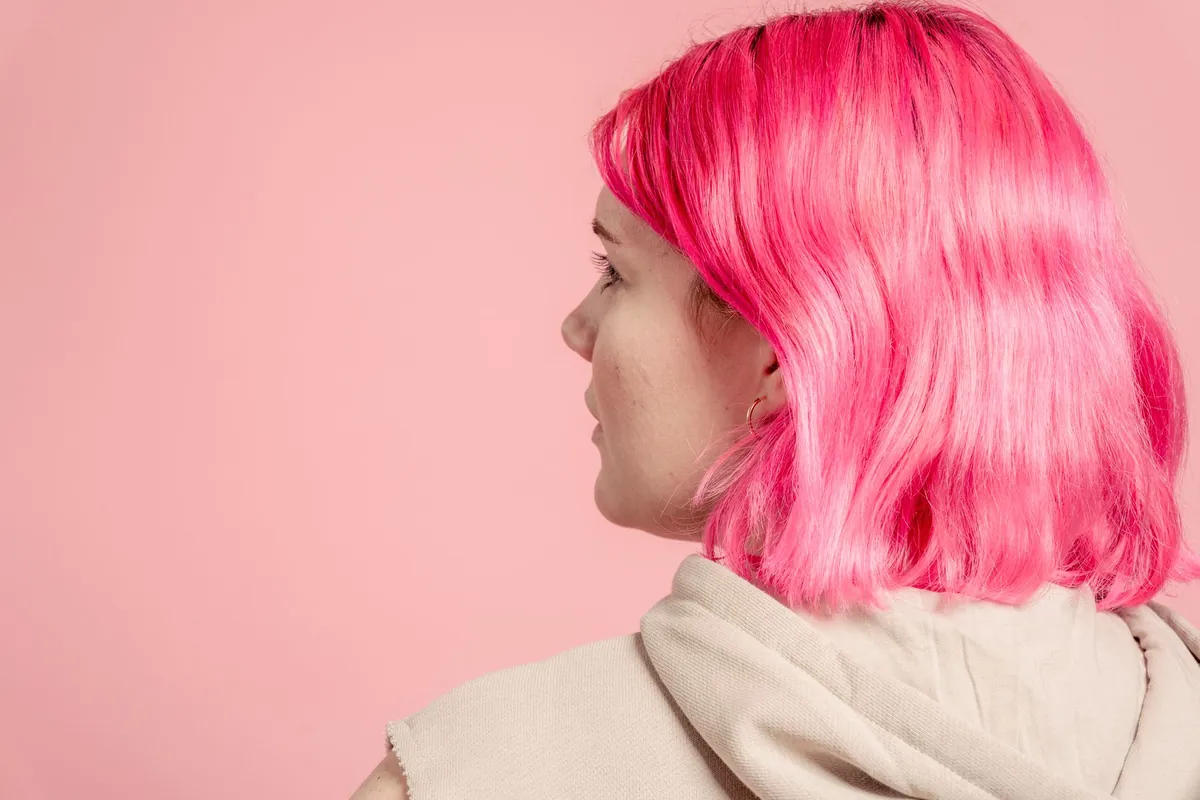 Capelli rosa appena colorati, di spalle